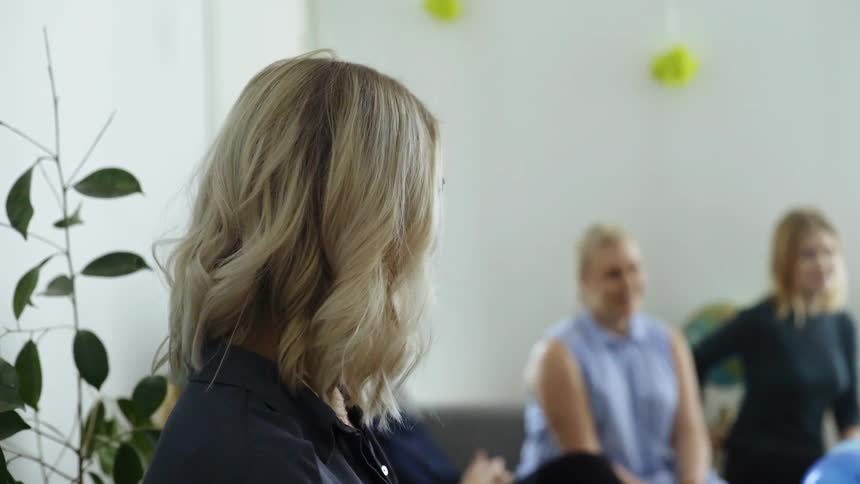 Women are talking in a circle