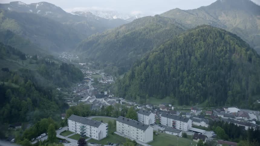 A town with buildings next to mountains