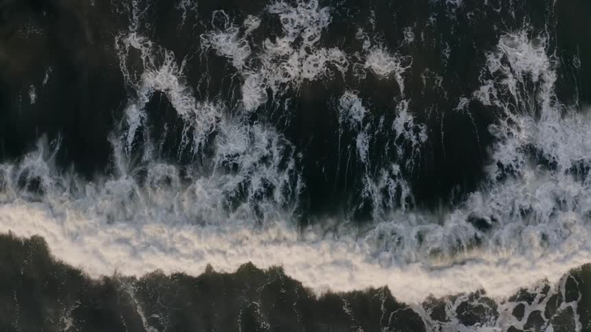 Dark waves boil and foam