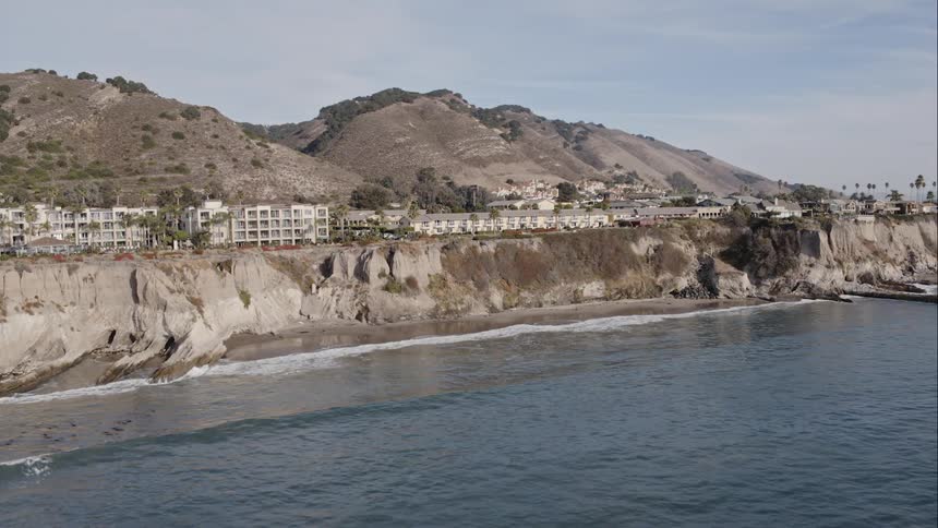 City homes directly on an oceanside cliff