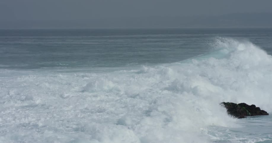 Waves hitting some rocks