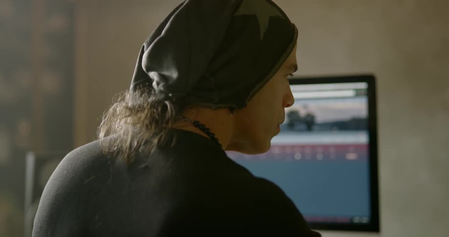 A white man uses a computer desktop