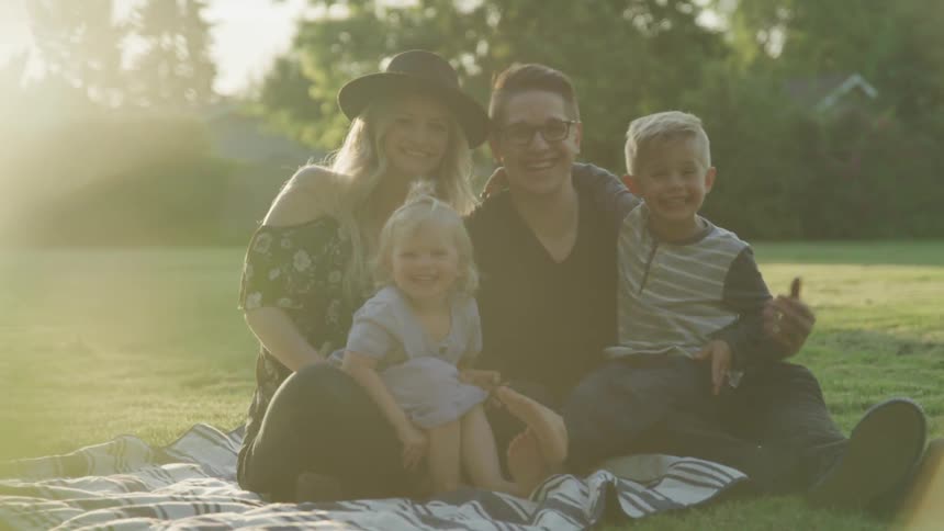Family of four with young kids doing a photo shoot at the park