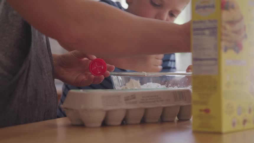 Child help mix in a bow