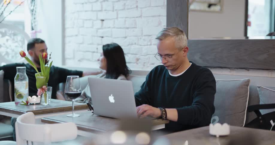 Man at a computer in a coffee shop