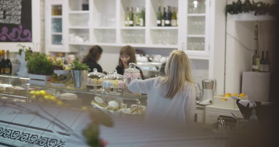 A female customer talks to a female employee