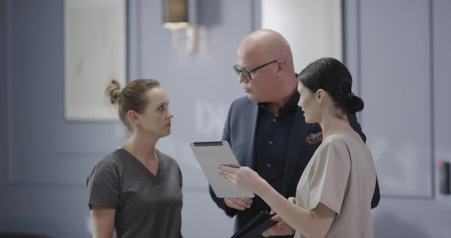 Doctor discussing with nurses