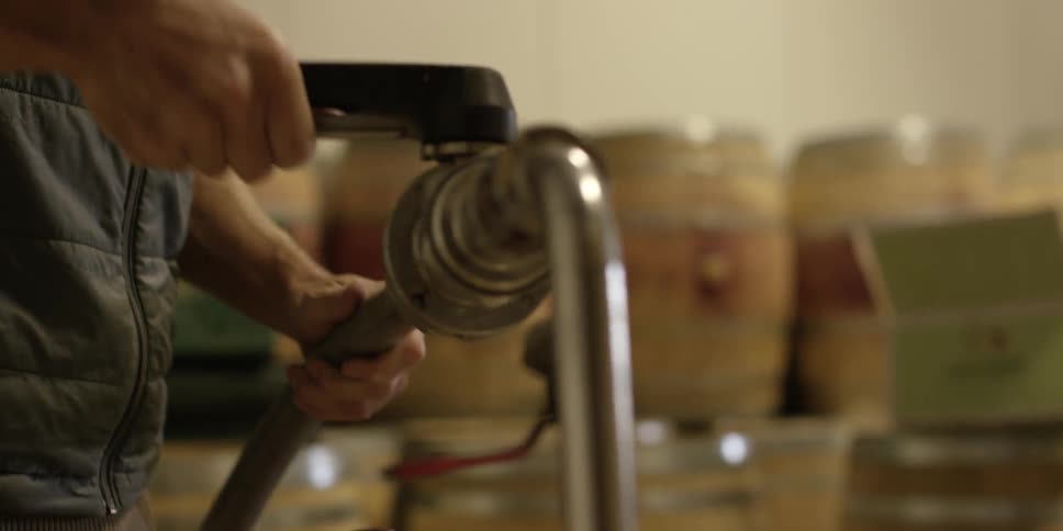 Man tapping keg