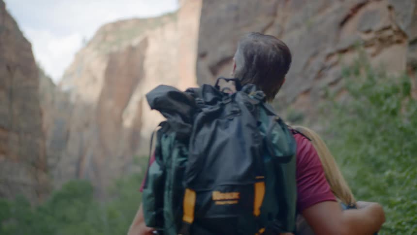 A couple hugging admiring the canyon while hiking