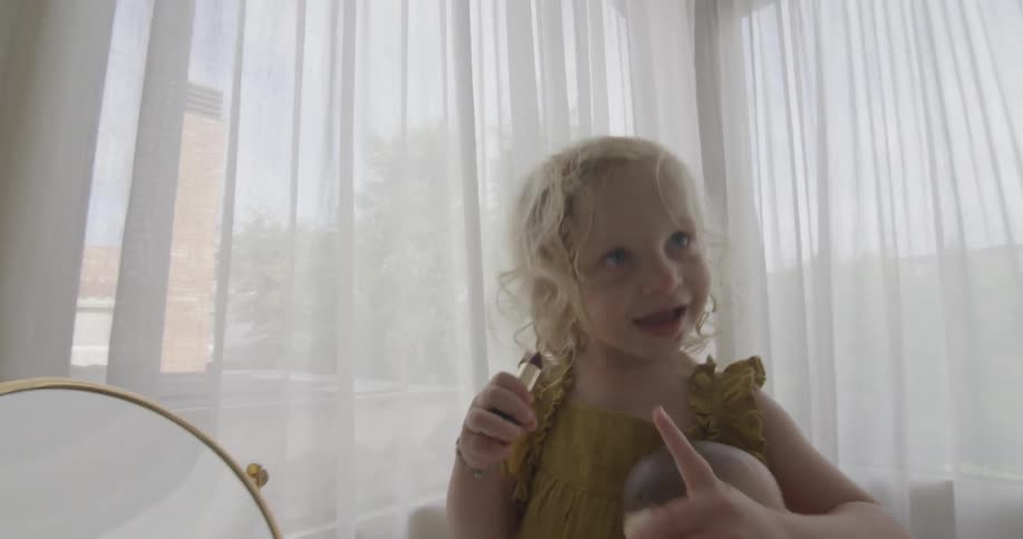 A child play with a make up