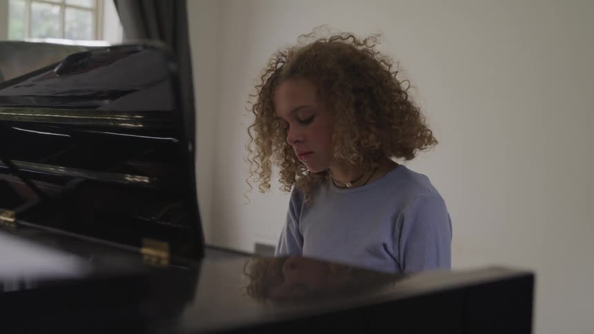 A curly child play piano
