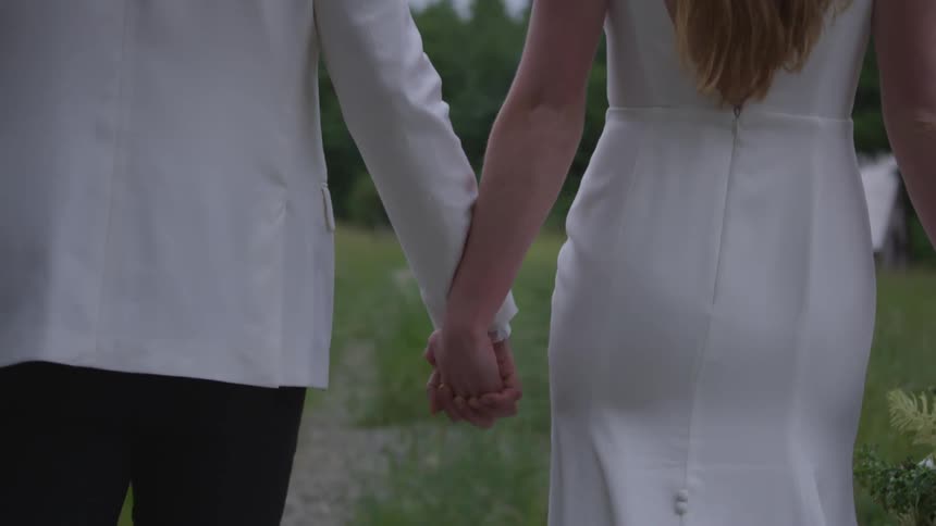 A couple holding hand tightly