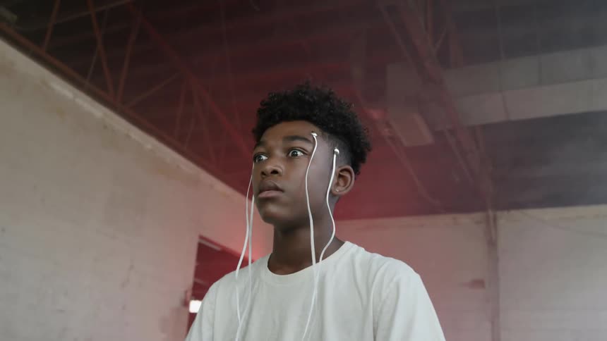 A child with cable device installed on his head