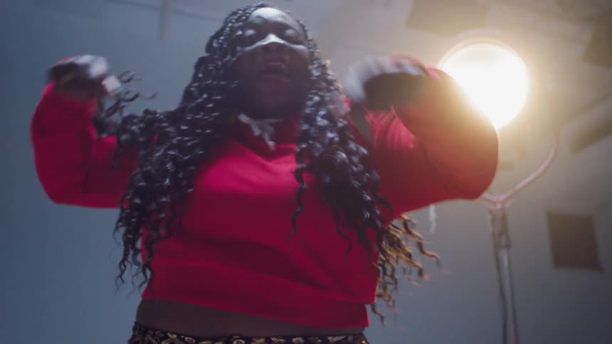 A female rapper sing