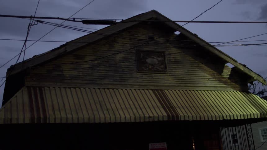 A rundown building sits undisturbed in a town