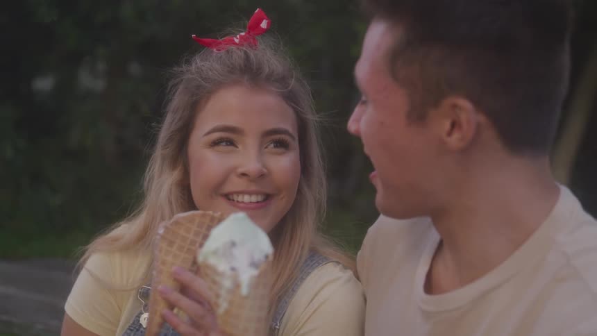 Couple date by eating ice cream