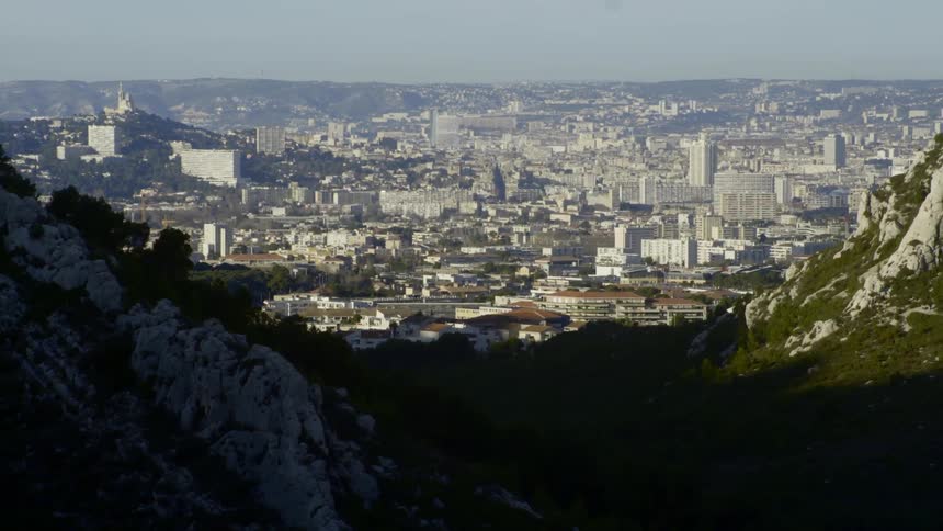 A city between two rocky and green slopes