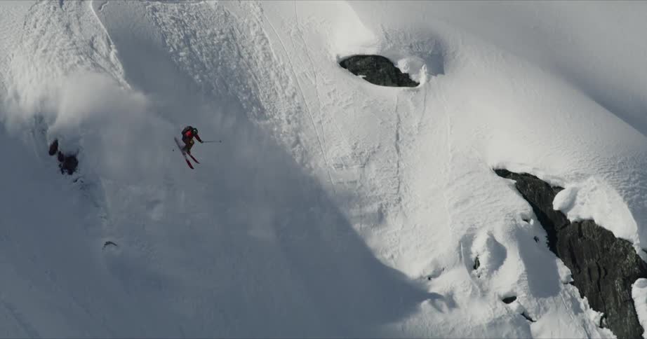 A man skiing at the snowy mountain