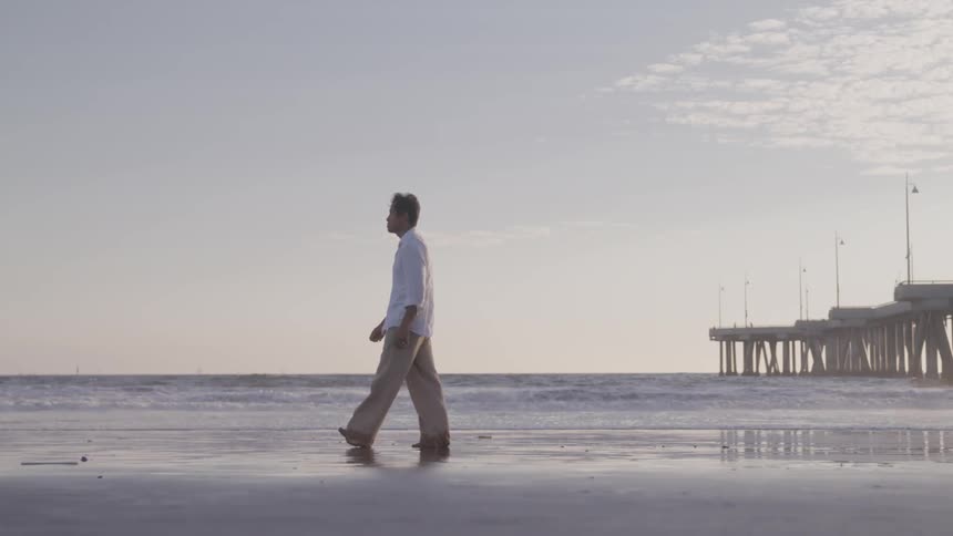 A man walks in the beach