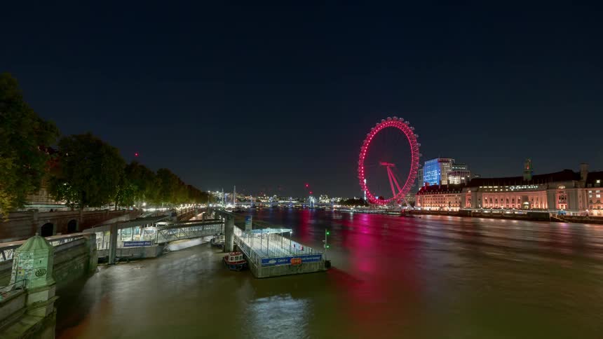 Time lapse of the river thames at night