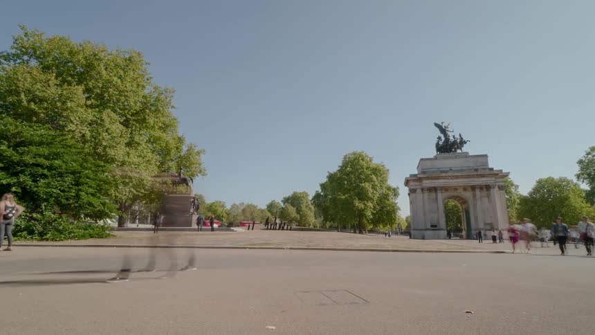 The square is full of touring people