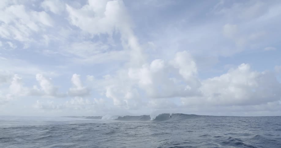 The ocean with waves and the sky in the background