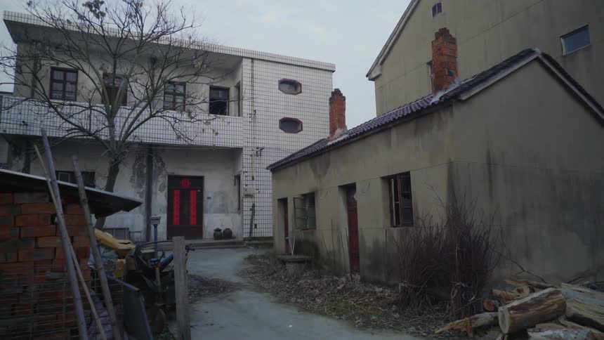 A small path between two buildings