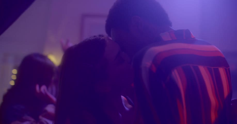 People are dancing and kissing in the club