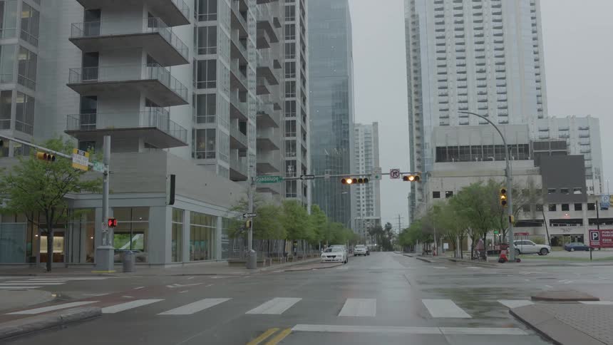 An intersection in a metropolis on a cloudy day