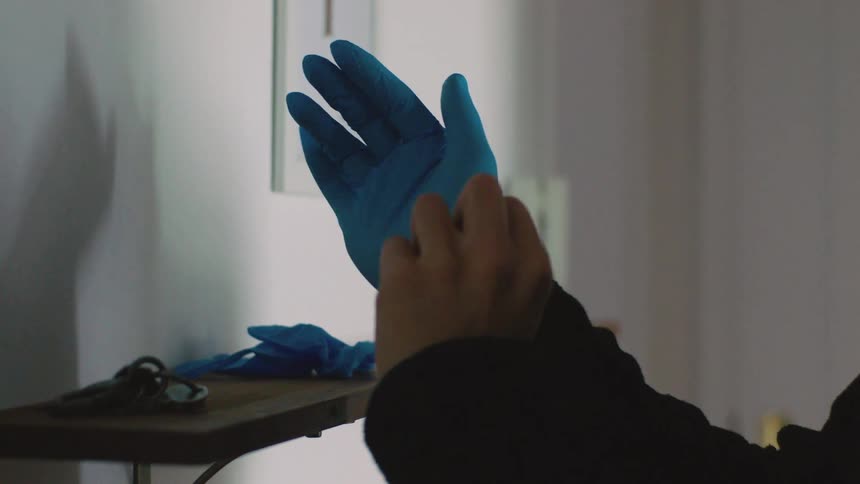 A man puts gloves on