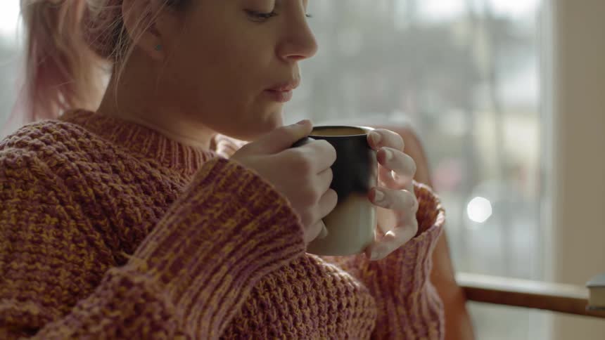 A pink haired lady cools a tea