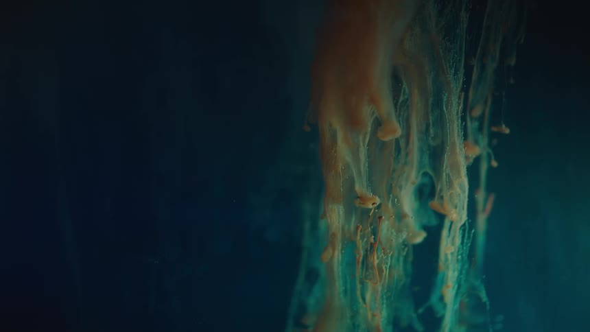 Colored liquid sinks in to water