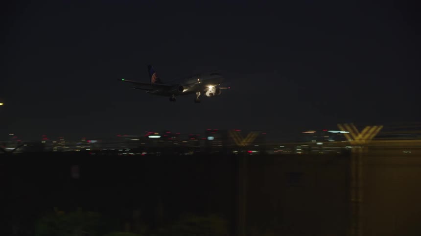 A airplanes flies in and lands