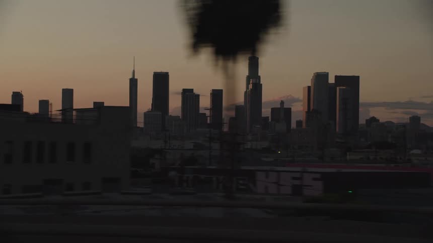 The city is calm at sunset