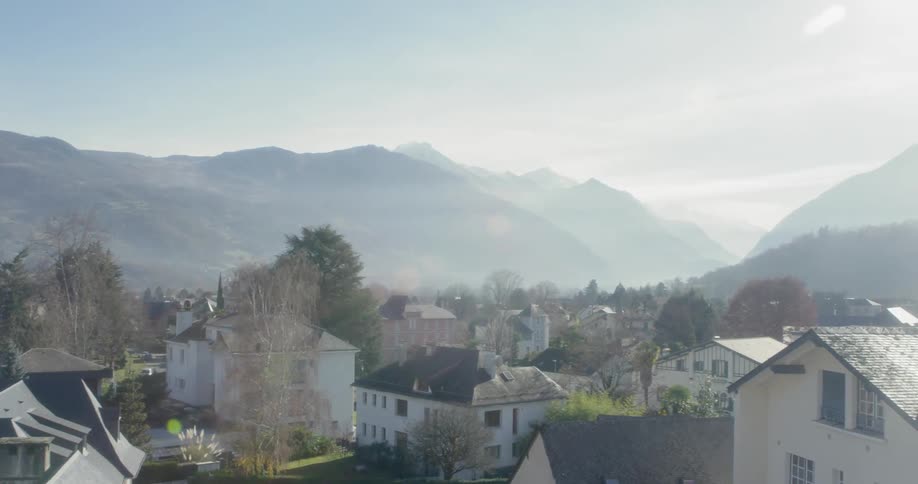 A small town stands in front of a mountain range