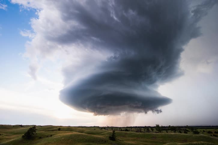 A stunning supercell moves over Nebraska