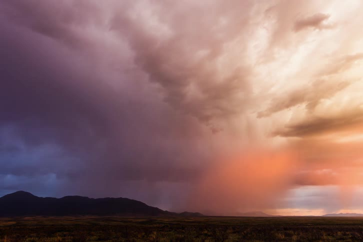 The storm moves over the desert