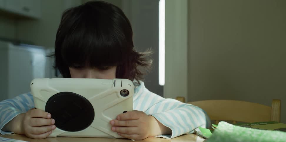 A child plays on the tablet