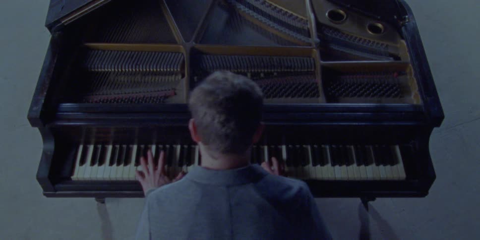 Man plays the piano fast