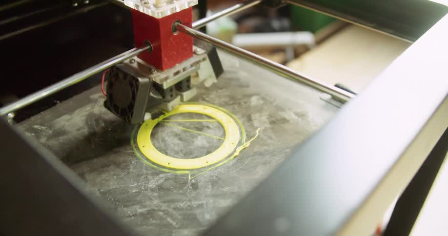 The 3d printer is working creating a circle