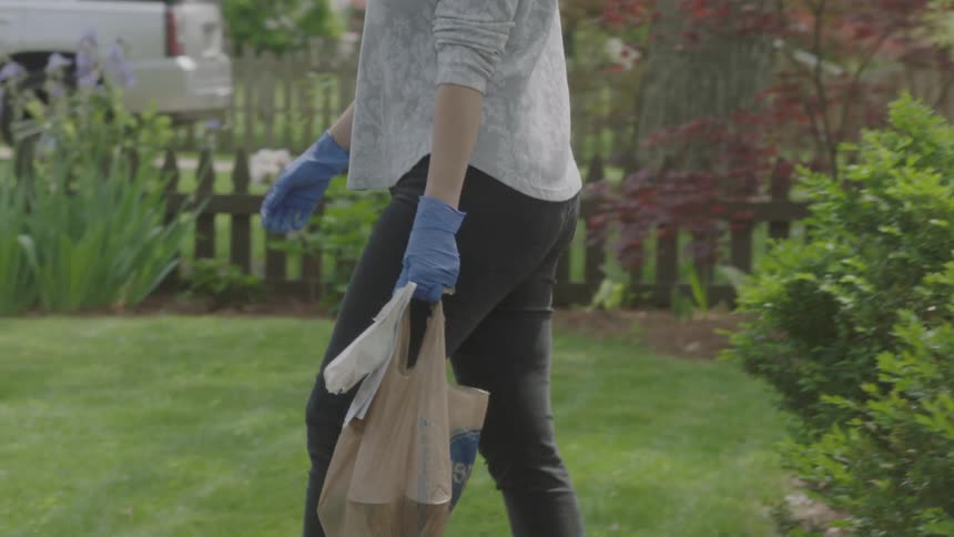 Woman wearing a face mask delivering food during the pandemic