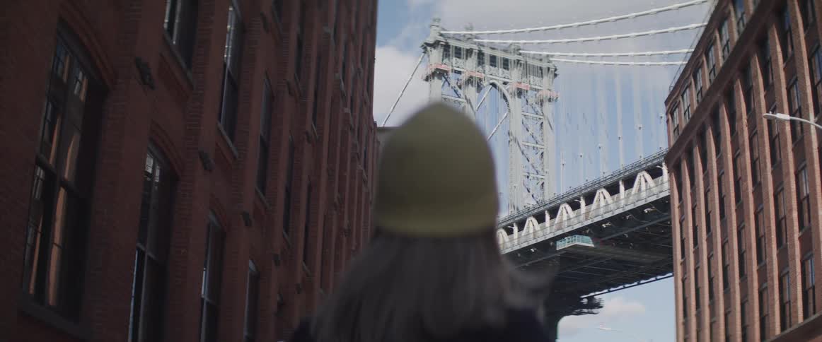 Woman looks at the manhattan bridge