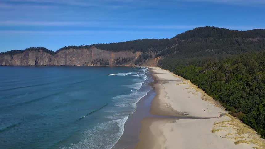 Waves slowly rolling in to the shore