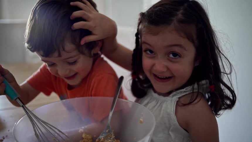 The children mix the dough