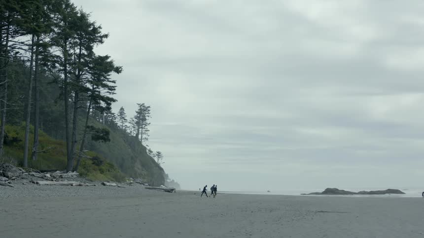 The people run across the beach