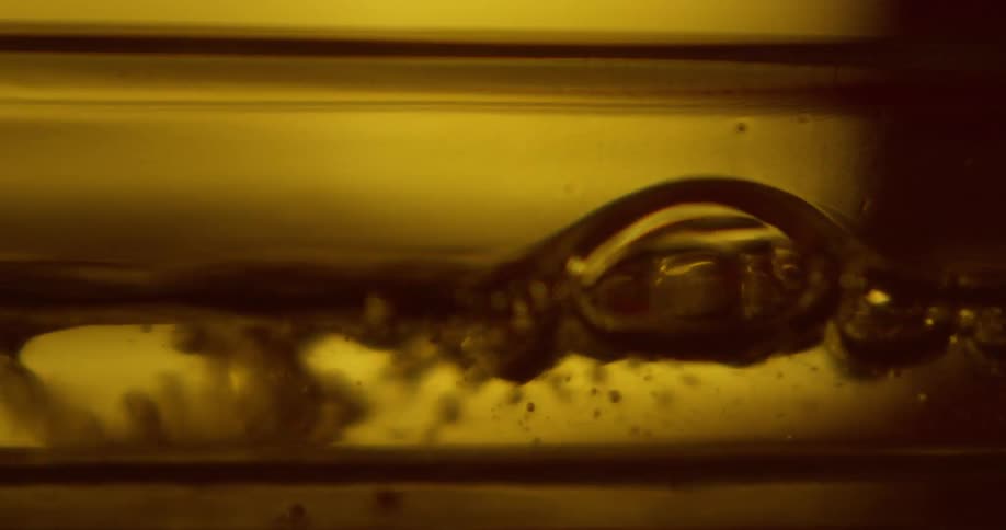 Liquid bubbles up when more liquid is poured into it