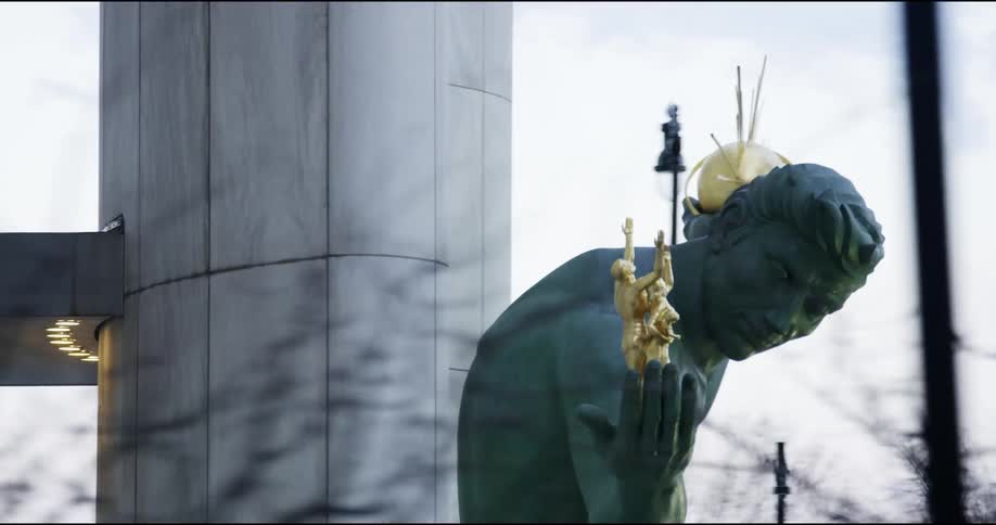 A statue in a city