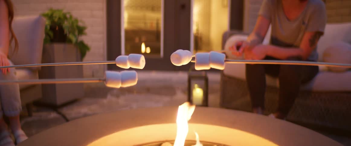 The people roast marshmallows