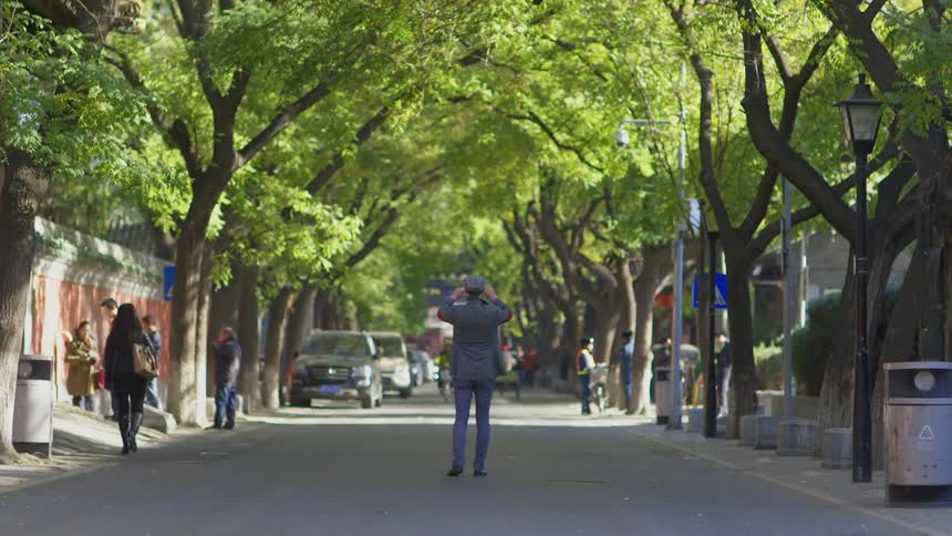 Man takes a picture of the boulevard