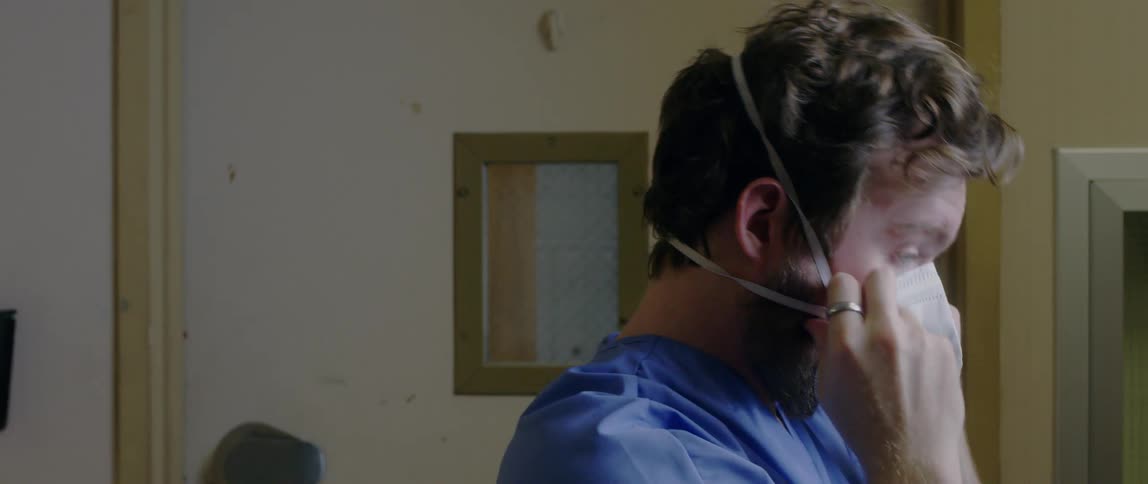 A medical person puts a face mask on